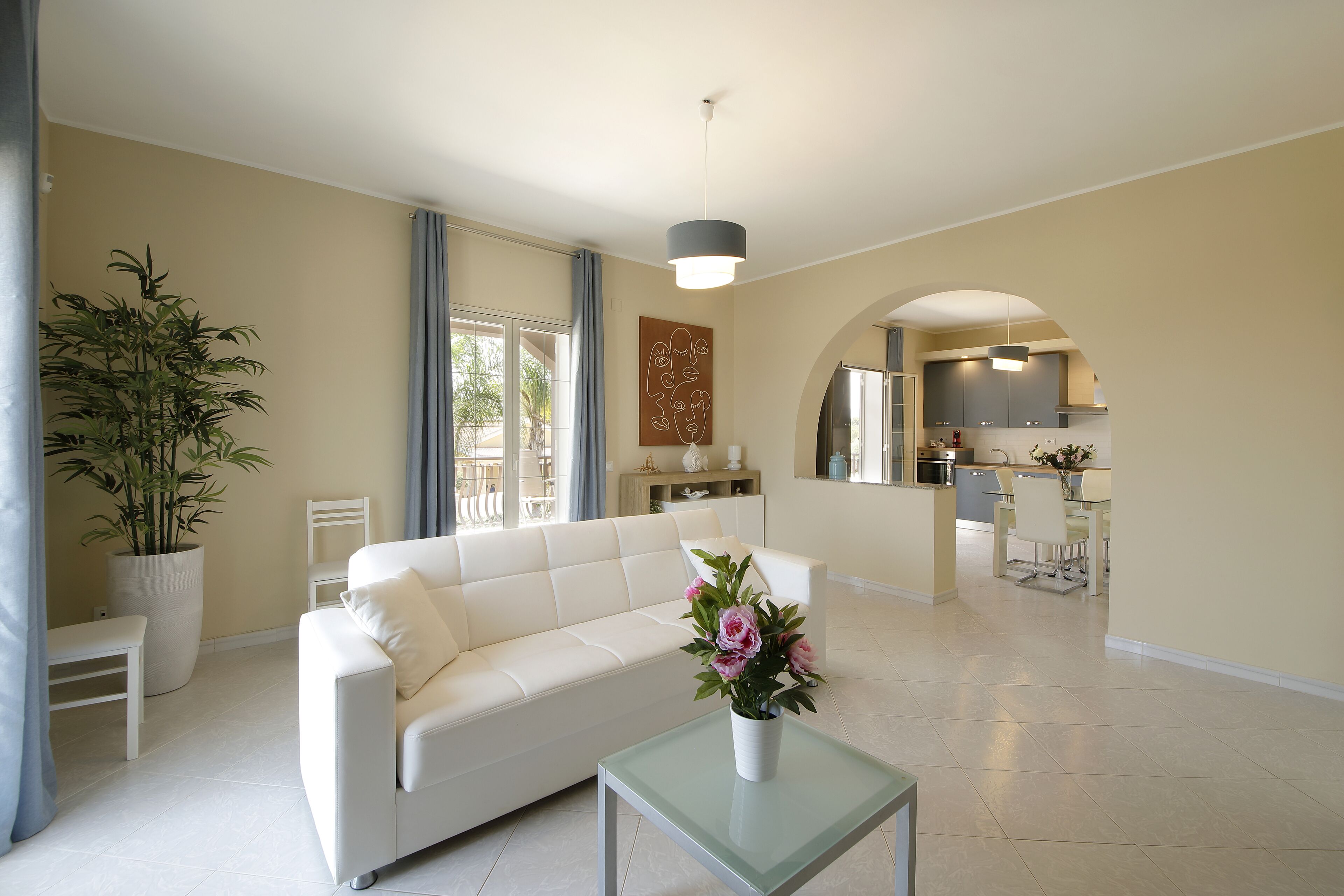 TV connectée, lecteur de DVD, baby-foot, table de tennis de table