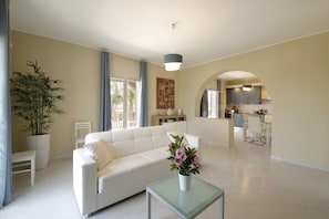 Smart TV, reproductor de DVD, futbolito, mesa de ping pong