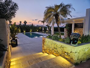 Una piscina al aire libre