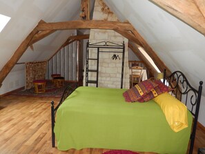 2 habitaciones, tabla de planchar con plancha y cuna de viaje 