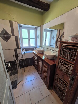 Hair dryer, towels, toilet paper - House - Farmhouse Cottage (Le Grand-Pressigny)