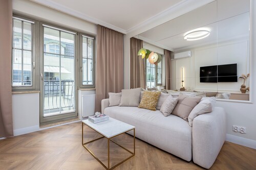 Sopot downtown luxury apt Monte Cassino St, 1 min walk to pier & beach 