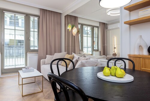 Sopot downtown luxury apt Monte Cassino St, 1 min walk to pier & beach 