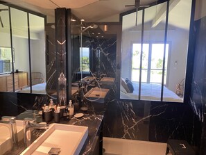 Combined shower/bathtub, hair dryer, towels, soap - 5* villa with MAGIC SEA VIEW, infinity pool with solarium. (Grimaud)
