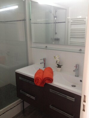 Shower, hair dryer - On the front line facing the sea, 7 km beach... and less than 1 km from the golf course (La Grande-Motte)