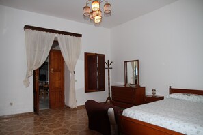 1 chambre, fer et planche à repasser, draps fournis