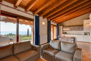 TV - Corte Ferrari: Two Bedroom apt. Elegance with balcony and lake view (Moniga del garda)