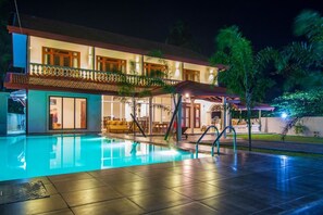 Front of property – evening/night - Turtle paradise villa & restaurant (Kosgoda)