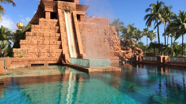 Une structure de toboggan aquatique avec une piscine au premier plan.