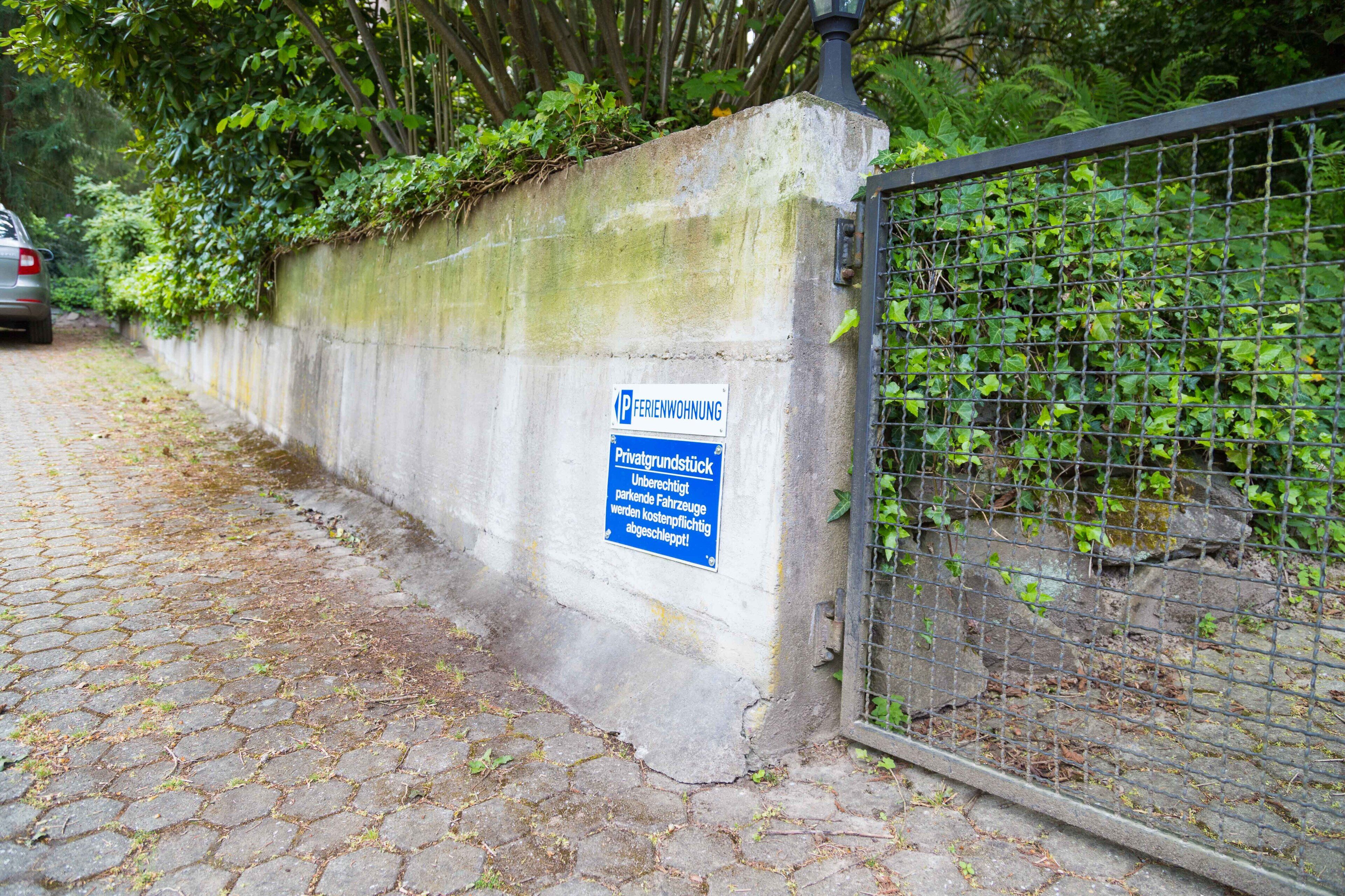 A concrete wall with a sign indicating a private property.