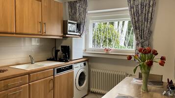 Kühlschrank, Wasserkocher mit Kaffee-/Teezubehör, Toaster