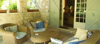 En frodig hage i nærheten av en av de vakreste landsbyene i Provence