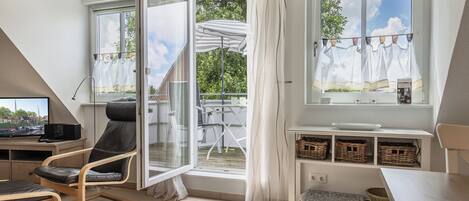 Una televisión, un reproductor de DVD, un reproductor estéreo