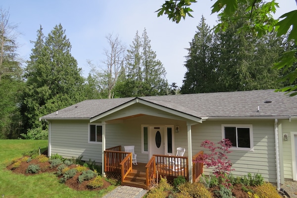 Birdsong Retreat - a little slice of bliss - 5 treed acres around the sunny yard