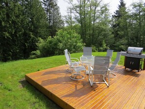 Outdoor dining - 5 Acres of Solitude, a Restful Place To Rejuvenate, Winter Or Summer (Clinton)