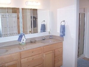 Secadora de cabello, toallas, jabón, shampoo 