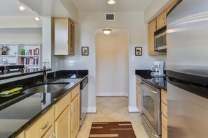 Mikrowelle, Geschirrspüler, Wasserkocher mit Kaffee-/Teezubehör, Toaster