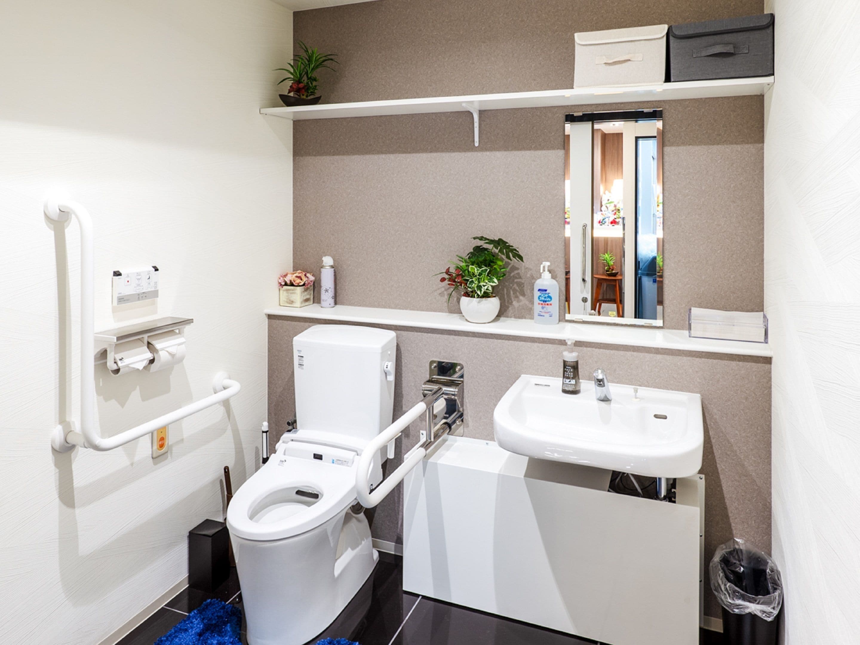 combined shower/bathtub, deep-soaking bathtub, free toiletries