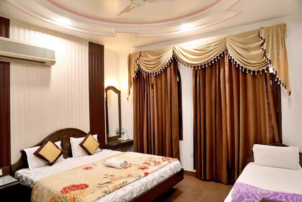 尊荣三人房, 3 间卧室, 无烟房 | 隔音、熨斗/熨板、床单