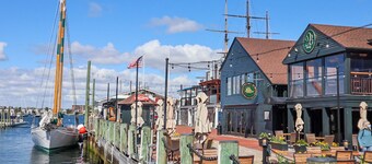 Downtown Newport Luxury on Thames, 2BR, Sleeps 6 - Walk to Everything