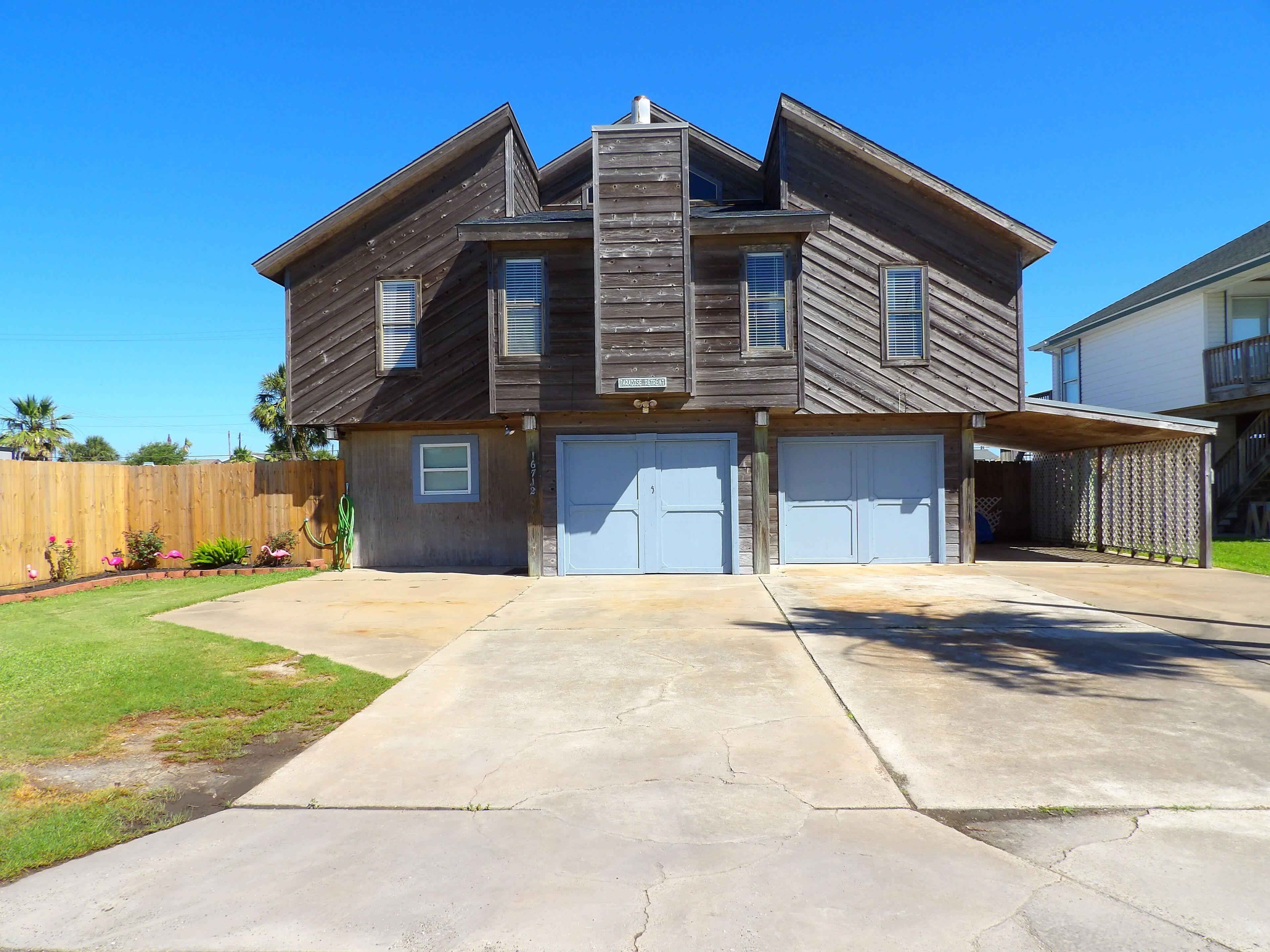 Charming beach house located in Galveston's West Beach - Paradise Retreat.