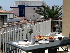 Outdoor dining - Mary Holiday House just 150m from the beach (Marina di Ragusa)