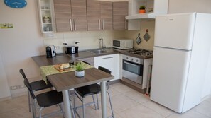Frigorifero, microonde, forno, piano cottura