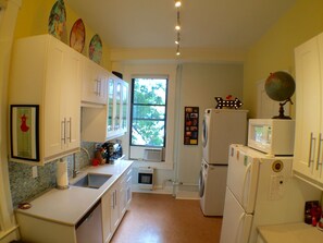 Een koelkast, een magnetron, een oven, een kookplaat