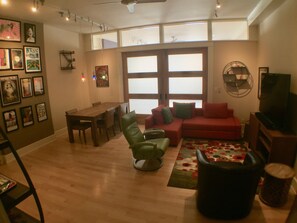 Smart TV, fireplace, books, music library - 1-bdrm in middle of OTR action; Just Renovated Fenced Parking on Premise; 65" TV (Cincinnati)