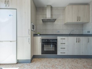 Jääkaappi, mikroaaltouuni, uuni, kahvin-/teenkeitin