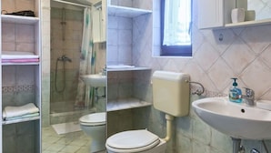 Ein Badezimmer mit Toilette, Waschbecken und Dusche. Ein Fenster mit Vorhang und Regale mit Handtüchern.