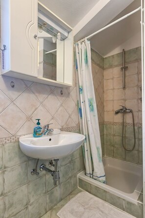 Douche, serviettes fournies