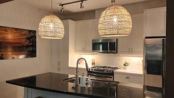 Réfrigérateur, micro-ondes, four, plaque de cuisson