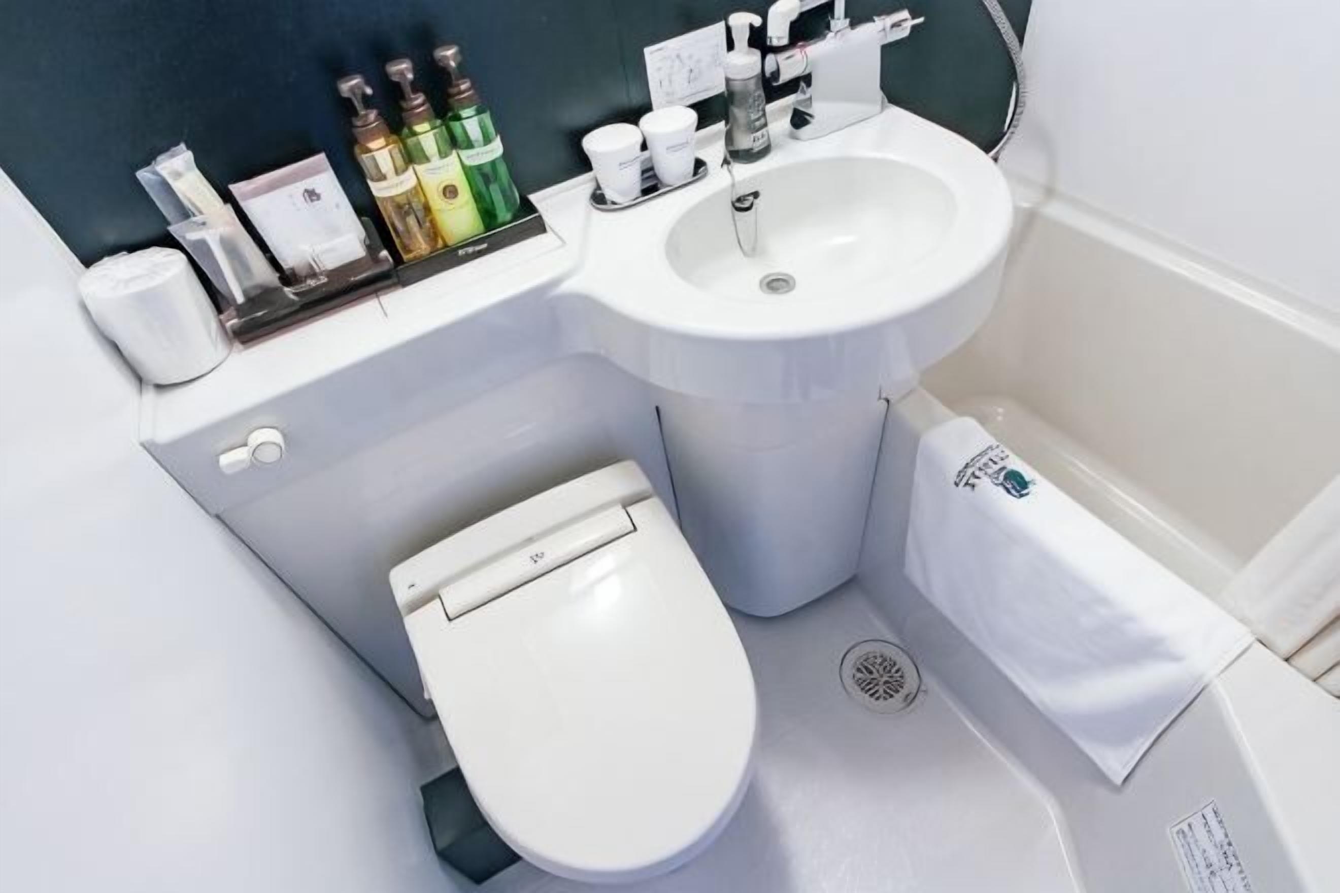 Kamar mandi | Kombinasi shower/bathtub, bathtub besar,  dan perlengkapan mandi gratis