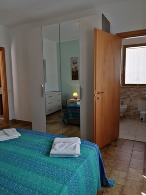 4 camere, una scrivania, ferro/asse da stiro, Wi-Fi gratuito