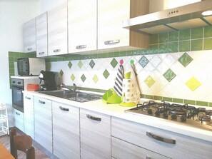 Frigorifero, microonde, forno, piano cottura