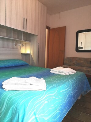 4 habitaciones, escritorio, tabla de planchar con plancha y wifi gratis 