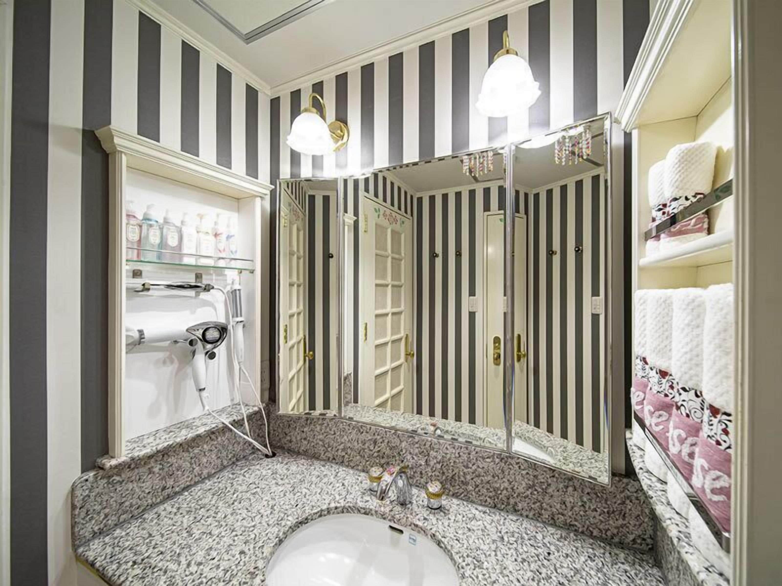 Standaard kamer | Badkamer | Een aparte badkuip en douche, een bubbelbad, gratis toiletartikelen