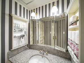 Habitación estándar | Baño | Tina y regadera independientes y tina de hidromasaje 