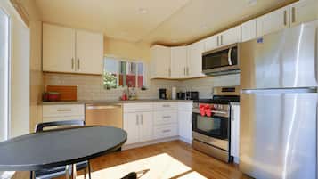 Frigorífico, microondas, horno y placa de cocina