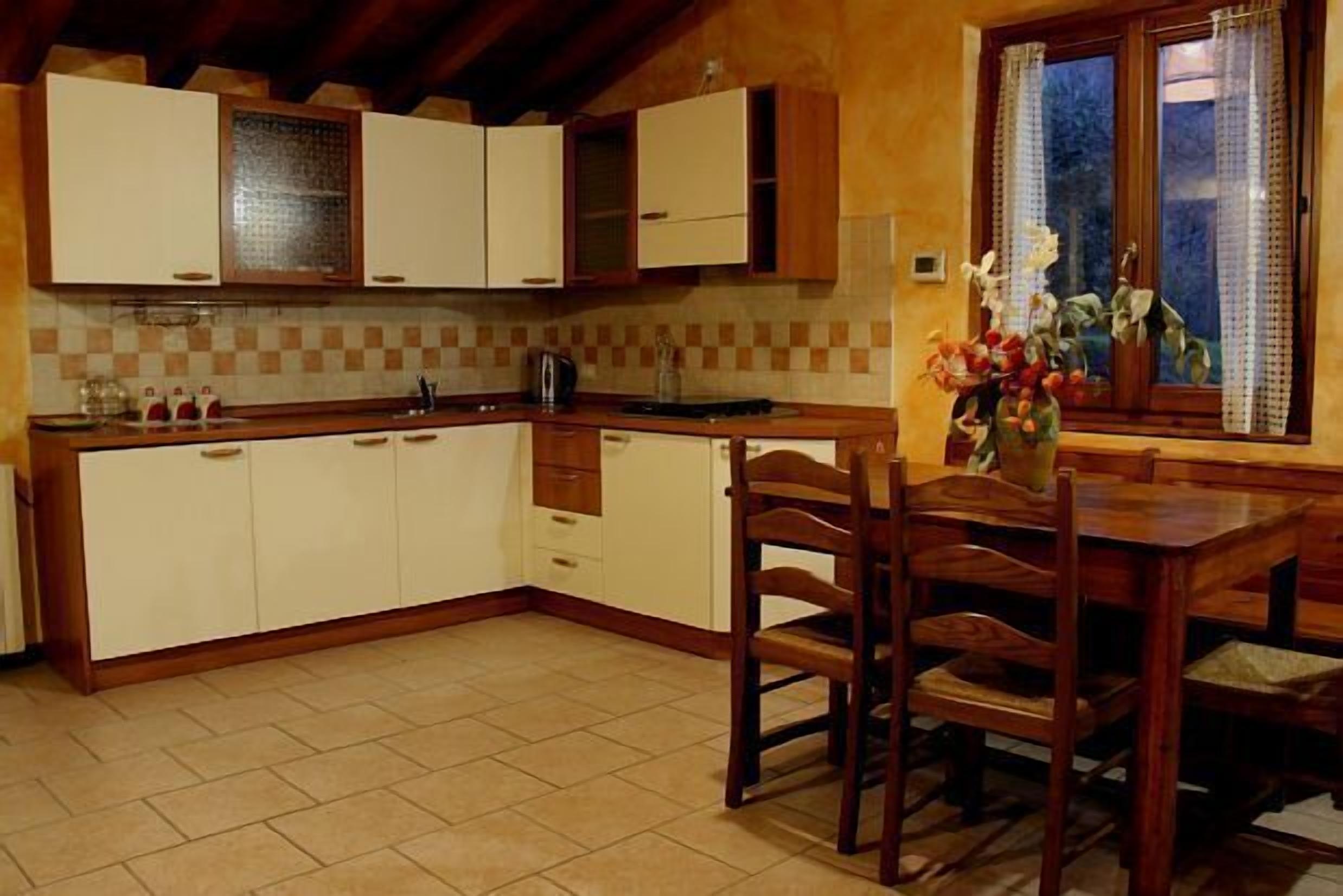 Fridge, oven, stovetop, electric kettle