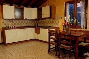 Fridge, oven, stovetop, electric kettle