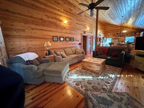 Smart TV, fireplace, DVD player, books - Charming Lakefront Mountain Cabin  (Mill Spring)