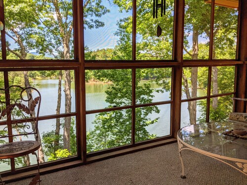 Charming Lakefront Mountain Cabin 