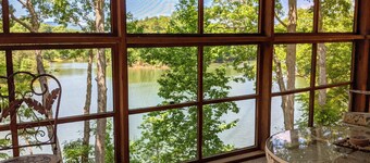 Charming Lakefront Mountain Cabin 