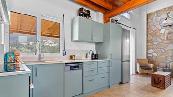 Een koelkast, een magnetron, een oven, een vaatwasser