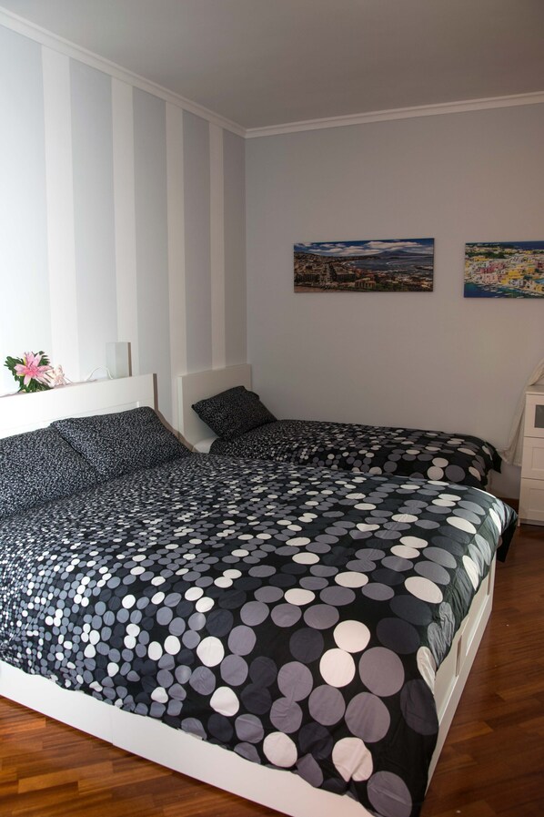 2 bedrooms, desk, WiFi, bed sheets