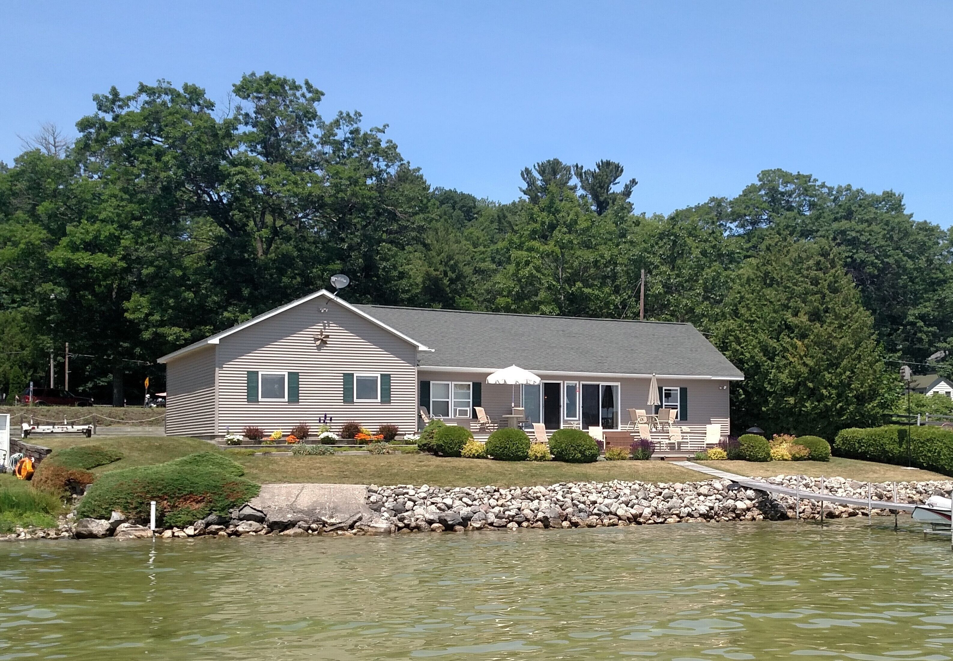 Mullett Lake/ ON WATER, private, boat & jetski lifts; AUG & SEP '22 now OPEN!