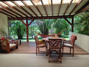 Outdoor dining - GITE SAINTOISE (Gîtes de l'Anse) St François, Splendid swimming pool, Near the beach (Saint-François)