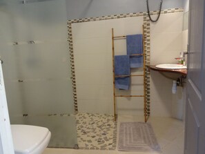 Dusche, Haartrockner, Handtücher, Toilettenpapier